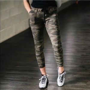 Zyia Unwind Camo Joggers NWOT size M